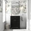 Meuble-lavabo de 61 cm avec lavabo, 2 portes et tiroir basculant. Fermeture silencieuse. Vasque en céramique. Tiroir. Un incontournable moderne. Construction robuste. Étagère de rangement réglable.