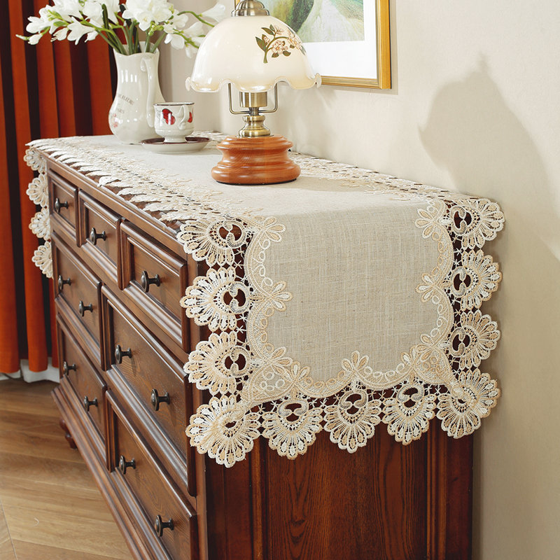Chemin de table beige en mélange de lin avec bordure en dentelle brodée, L 35 po x l 16 po