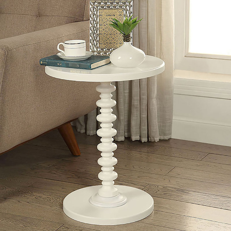 Table d'appoint classique en bois blanc avec piètement rond, idéale pour embellir votre salon.