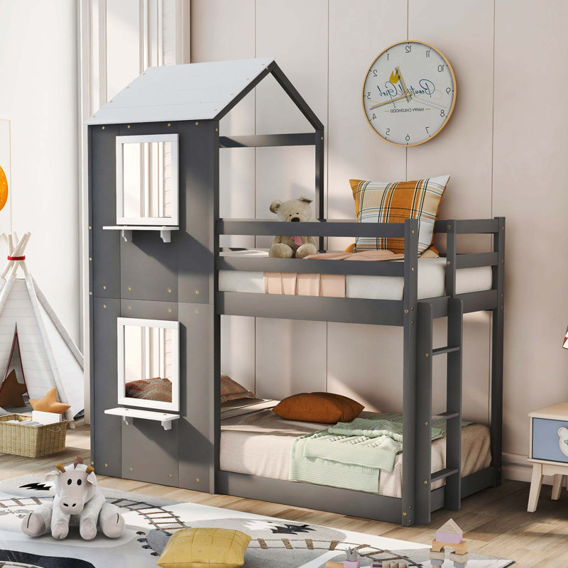 Lit superposé en bois de style maison avec toit, fenêtres, garde-corps et échelle d'accès