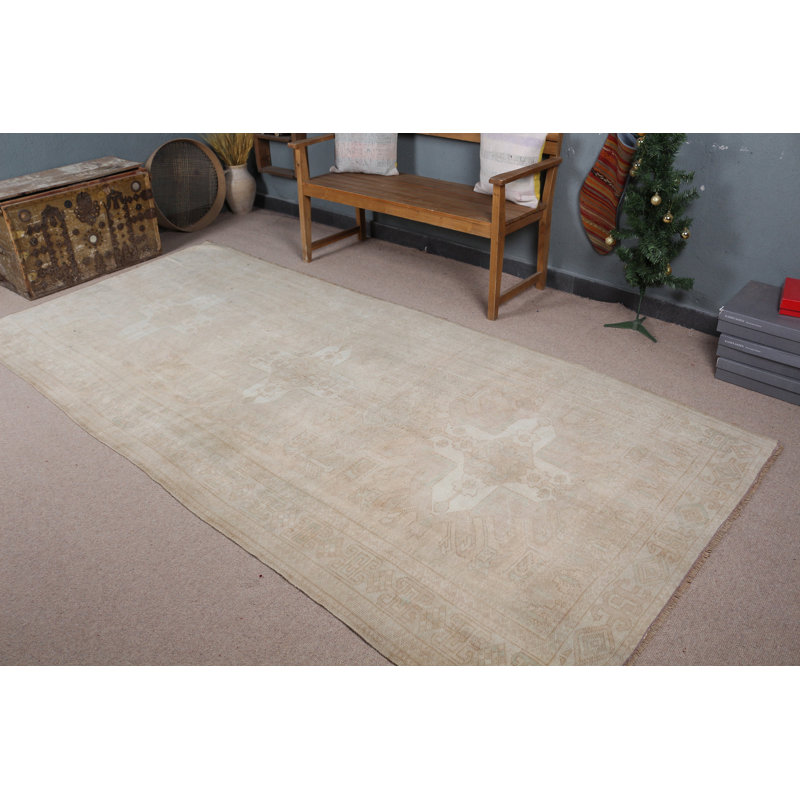 Découvrez l'élégance de ce grand tapis turc beige idéal pour votre cuisine ou votre salon