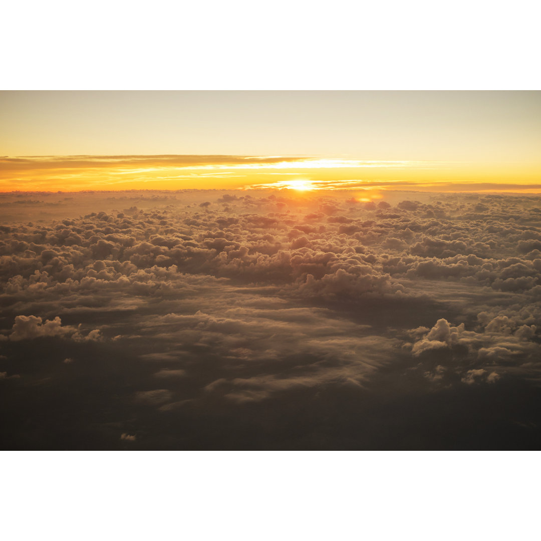 Sonnenaufgang über Wolkenlandschaft von Xavierarnau - Drucken