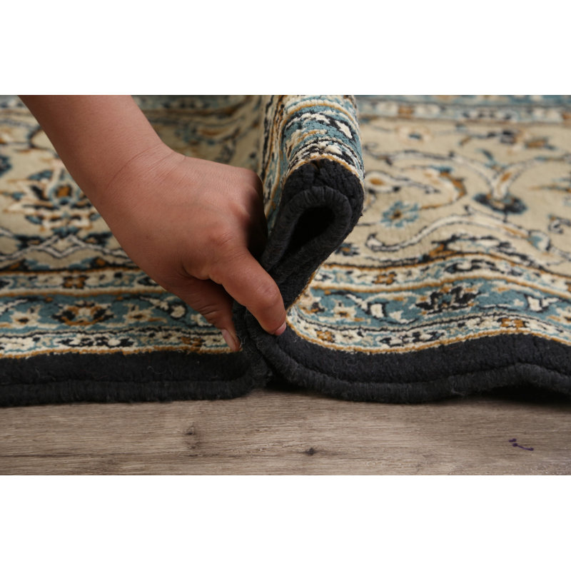 Tapis décoratif noir oriental