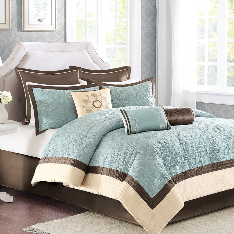 Édredon 9 pièces pour très grand lit avec accents décoratifs et trois coussins élégants