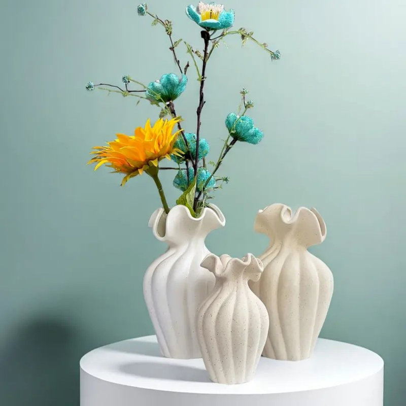 Ensemble de trois pièces, un ensemble de deux tailles de bouteilles décoratives en céramique en blanc et beige, avec une texture de surface mate, convenant à un usage de bureau, multiples pour diverses occasions, mariages, bureau, décoration intérieure, ornements, cadeaux de vacances
