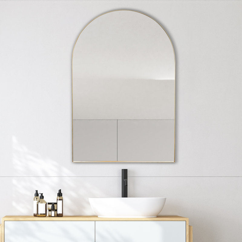 Miroir d'appoint de salle de bain mural moyen en métal arqué l 24 po x H 36 po Elodie, Doré, 36 po x 24 po
