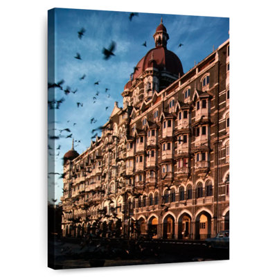 Lilie Birds Outside Taj Mahal Hotel