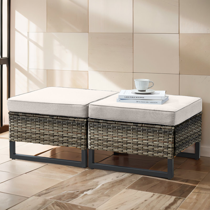 Repose-pieds de patio extérieur en osier avec coussin Ingvald (ensemble de 2), Beige, Mélange de gris / noir