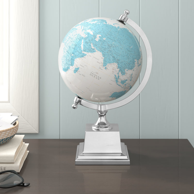 Amy Cole et globe gris