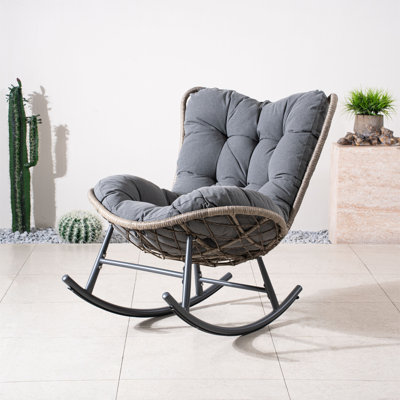 Chaise berçante d'extérieur en rotin avec coussin