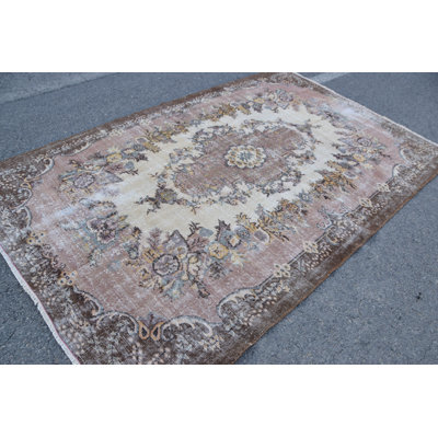 Tapis traditionnel turc traditionnel à motif floral dans des tons pastel doux pour une décoration intérieure élégante