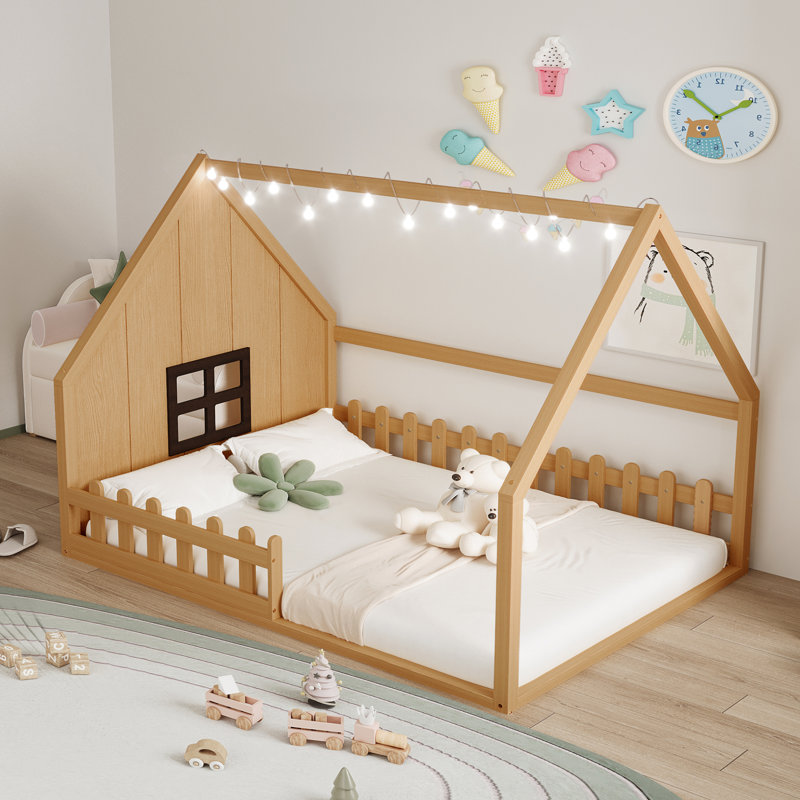 Lit en bois avec fenêtre et clôture