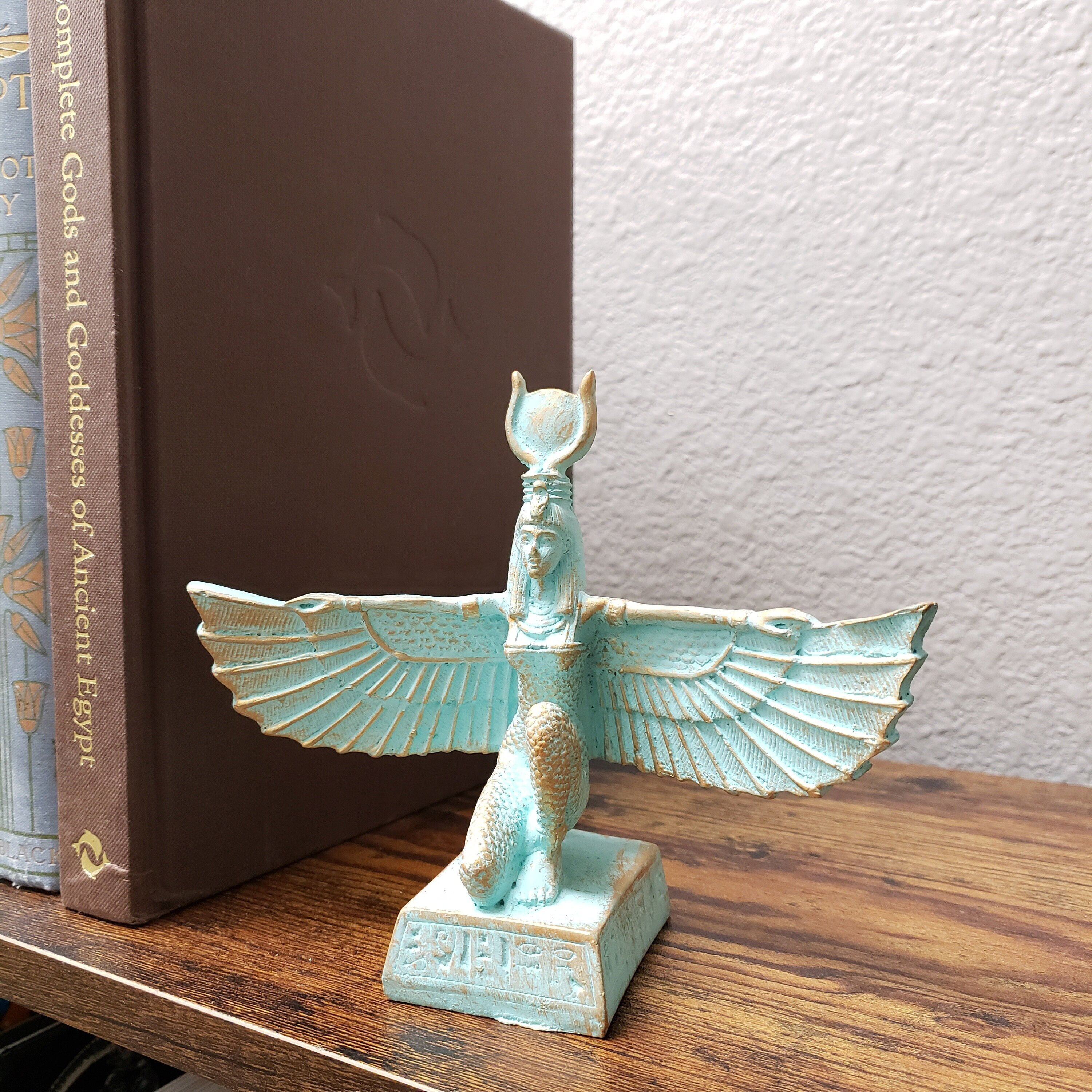 Grande statue de la déesse égyptienne Isis à ailes ouvertes