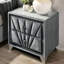 Table de chevet en bois massif gris avec design artistique, pieds et surface en verre
