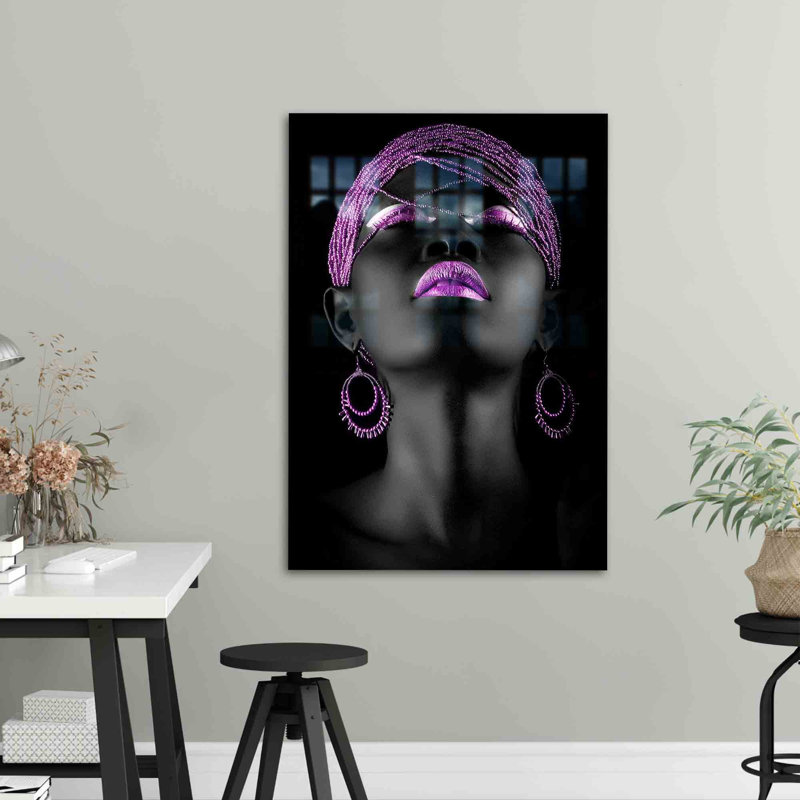 Décoration murale noire avec des lèvres mauves sur verre, parfaite pour ajouter un charme artistique à votre maison