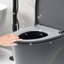 Une toilette avec double chasse d'eau 001. Siège à fermeture en douceur 1,1 / 1,6. Eau, bol allongé. Hauteur, en céramique grise Chasse, hauteur. Pour la catégorisation