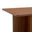 De table basse moderne avec plateau en MDF à grain de bois de noyer et support triangulaire, mobilier de salon élégant