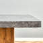 Table moderne au design gris ciment et fabrication de qualité pour votre salle à manger