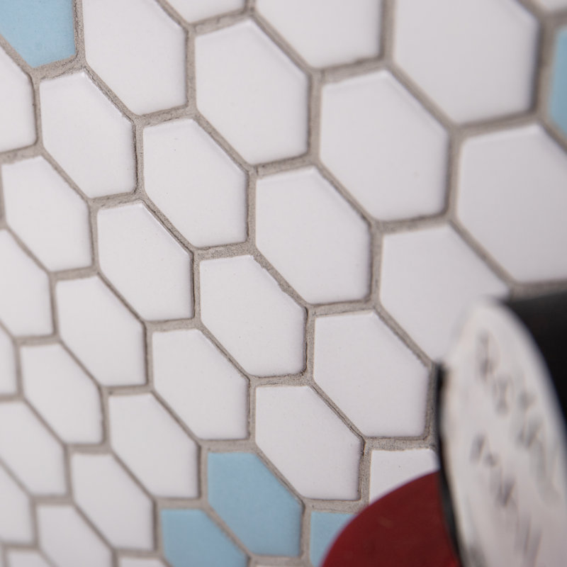 Carreau de mosaïque en porcelaine nid d'abeille 1 po x 1 po Value Series, Blanc / fleur bleu ciel