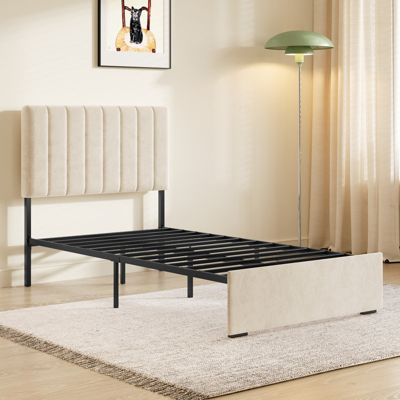 Lit plateforme une place recouvert de velours beige, avec tête de lit réglable et sommier à lattes métalliques., Beige