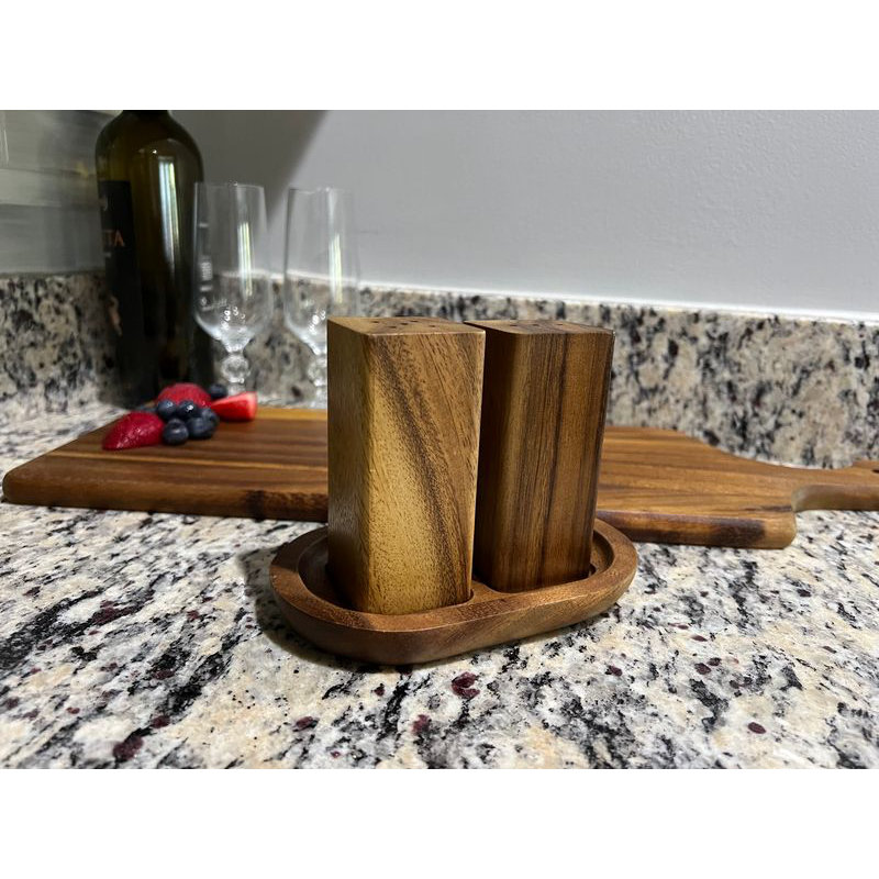 Salière et poivrière avec base