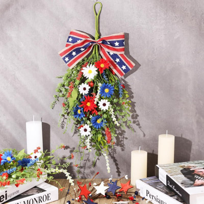 24 pouces patriotique rouge, blanc et bleu couronne de guirlande florale pour porte d'entrée patriotique américaine en forme de larme drapeaux le 4 juillet fête de l'indépendance bagues couronnes pour piliers décoration de fenêtre de porche