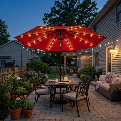 Parasol de patio avec 32 lumières DEL solaires, inclinable et manivelle pour jardin, terrasse, cour et piscine