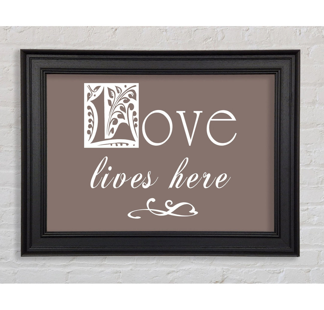 Love Quote Love Lives Here Beige Gerahmter Druck