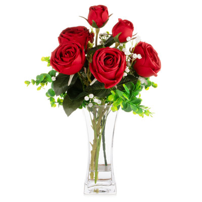 Arrangement floral de roses apprenant ou centre de table dans un vase