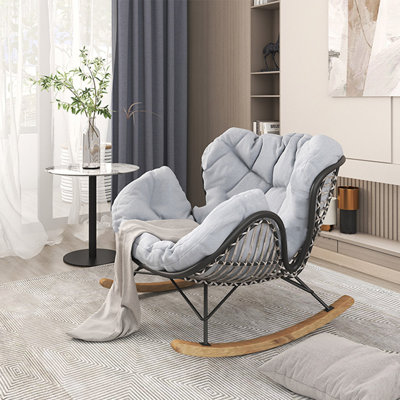 Chaise berçante élégante pour le balcon