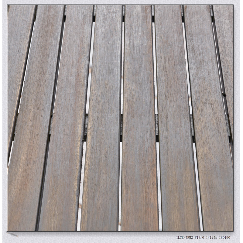 Table de salle à manger STAMFORD de 47 pouces en bois d'acacia, de conception moderne avec une fabrication robuste et une finition résistante à l'eau pour une utilisation extérieure