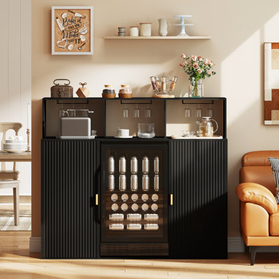 Meuble-bar indépendant avec cave à vin intégrée, supports à verres suspendus et placards de rangement cannelés, meuble à boissons noir moderne pour salle à manger