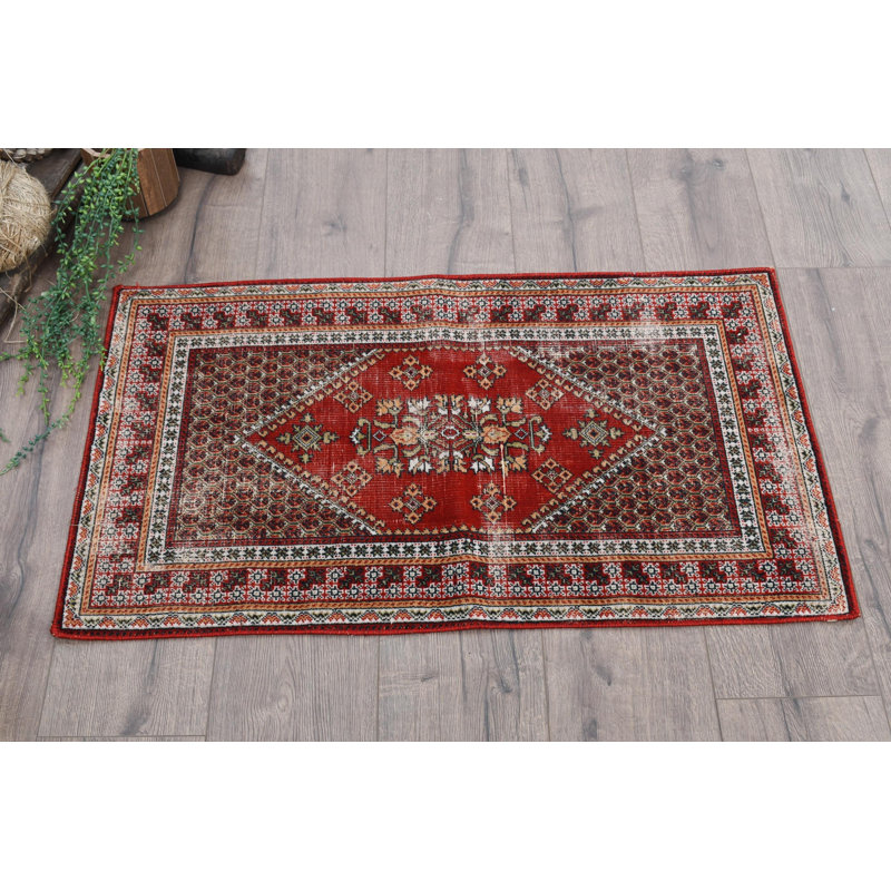 Tapis rouge classique en laine 21,7 x 37,8 po
