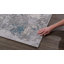 Tapis à motif abstrait bleu / gris 8 pi x 11 pi (7 pi 9 po x 10 pi 9 po) Zephira Branch, tapis contemporain, à poils moyens et résistant aux taches-70899879