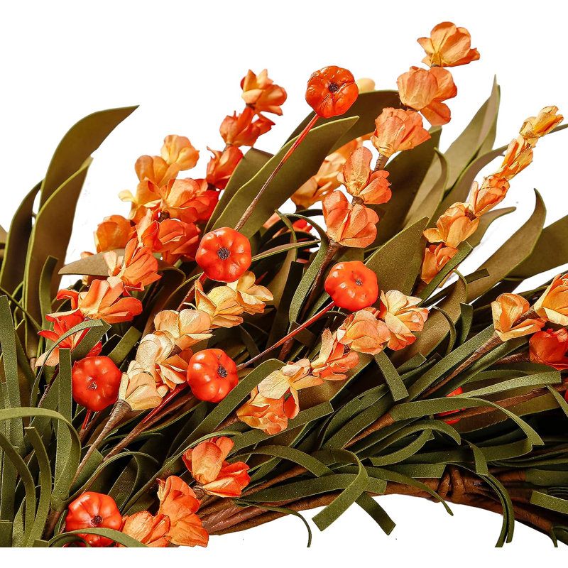 Couronne d'automne avec petites feuilles de citrouilles pour l'Action de grâce