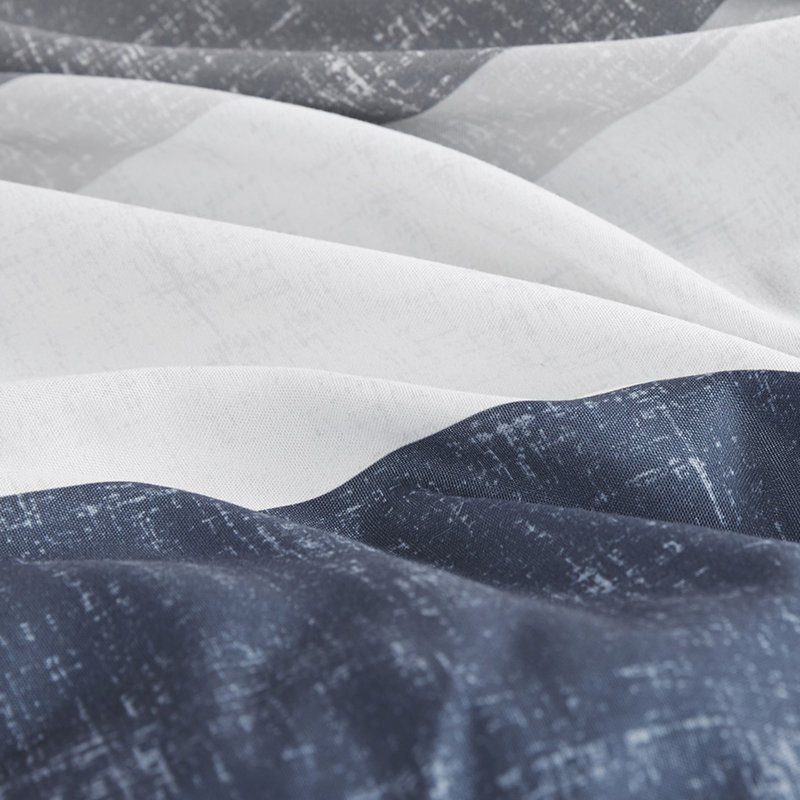 Chambre à coucher avec couette et draps rayés - Gris, bleu marine, bleu pour un style moderne. Traitement en microfibre. Étiquette pour une ambiance décontractée. Convient aux matelas jusqu'à 35 cm d'épaisseur.