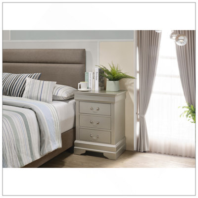 Table de chevet intemporelle avec tiroirs spacieux et fabrication durable pour un rangement élégant dans la chambre à coucher