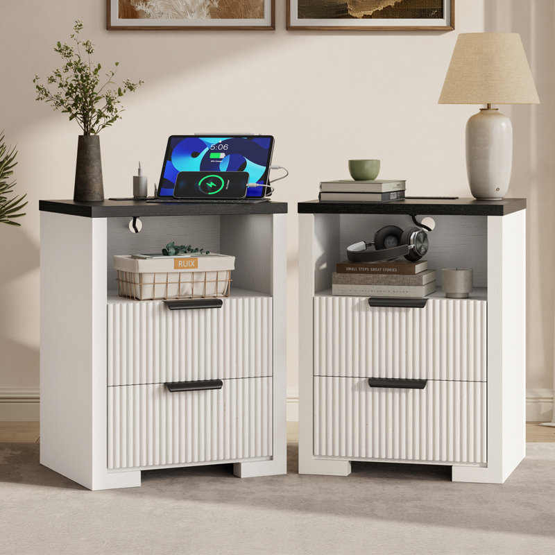 Table de chevet cannelée 2 tiroirs H 24,8 po avec prises intégrées, table de bout cannelée avec rangement ouvert , Blanc