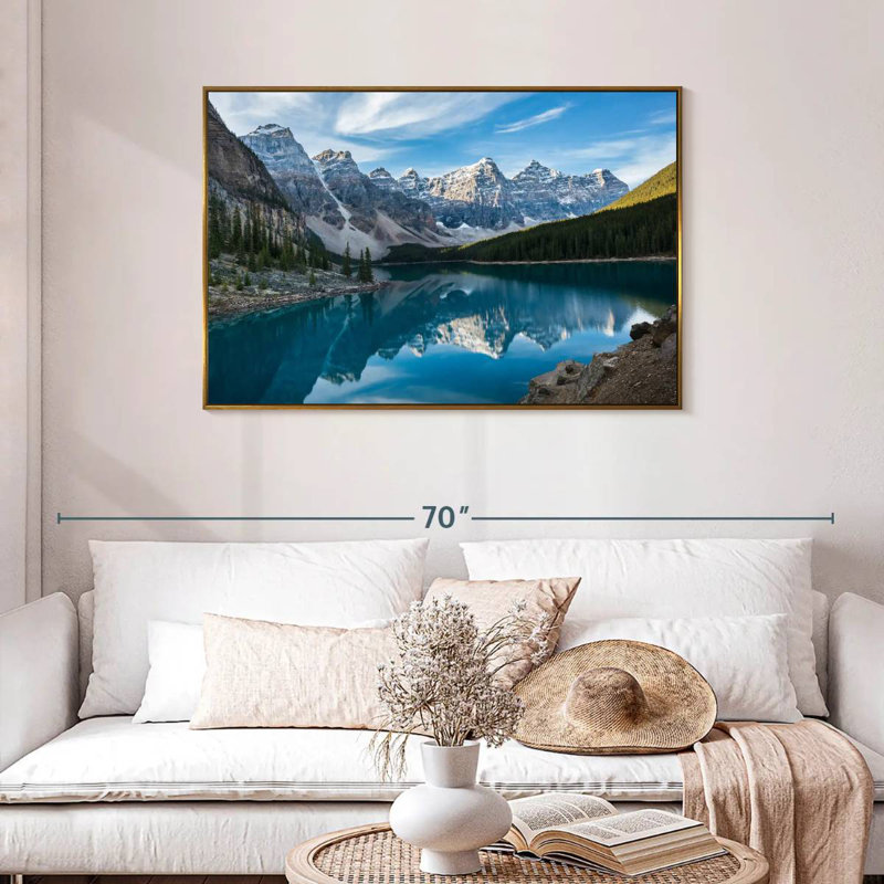 Lac Moraine dans la vallée, Cadre flottant doré, 43 po x 29 po