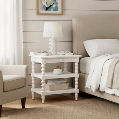 Table de chevet en blanc antique, avec placage de bois franc et de chêne, deux tablettes de présentation, un plateau coulissant, des pieds tournés à la bobine, une conception avec glissières de plancher, un plateau inférieur blanc, des blocs de coin et
