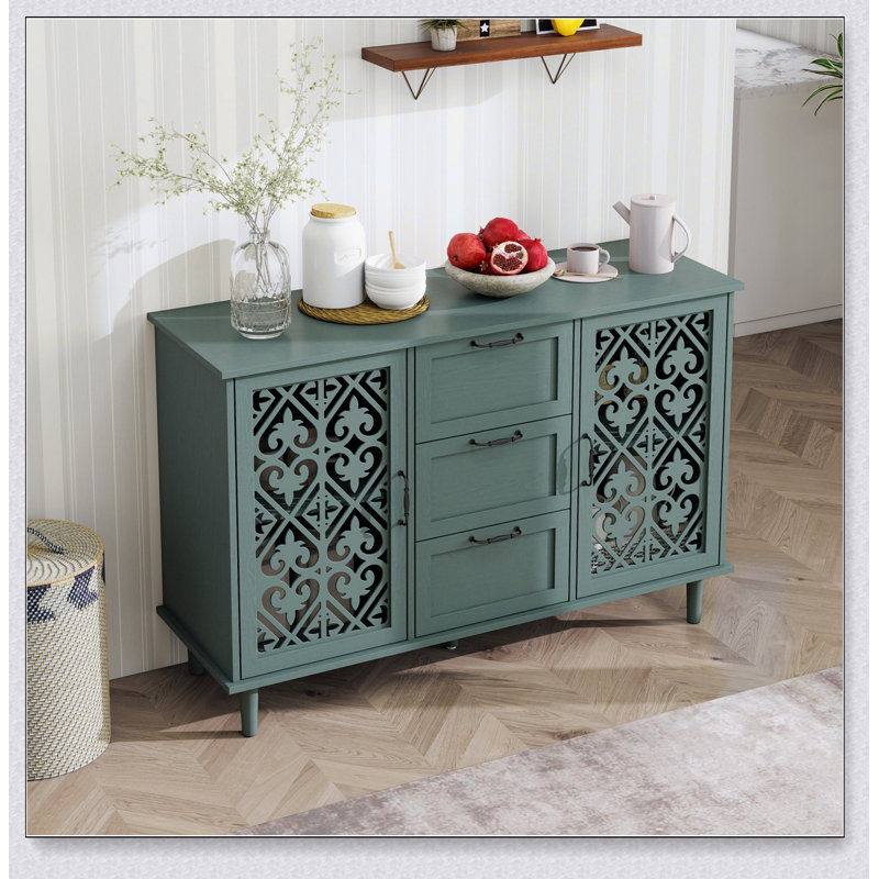 Meuble de rangement classique à deux portes et trois tiroirs pour un espace de vie organisé et un style de décoration intérieure élégant et intemporel.