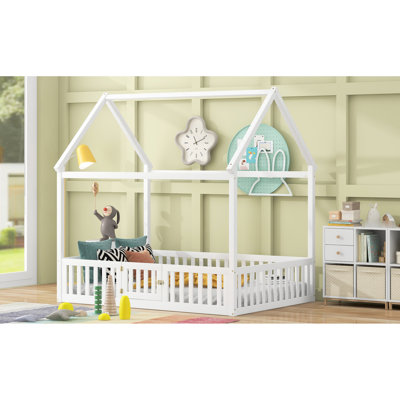 Lit double en bois pleine grandeur avec clôture, porte blanche et charmante pièce de jeu