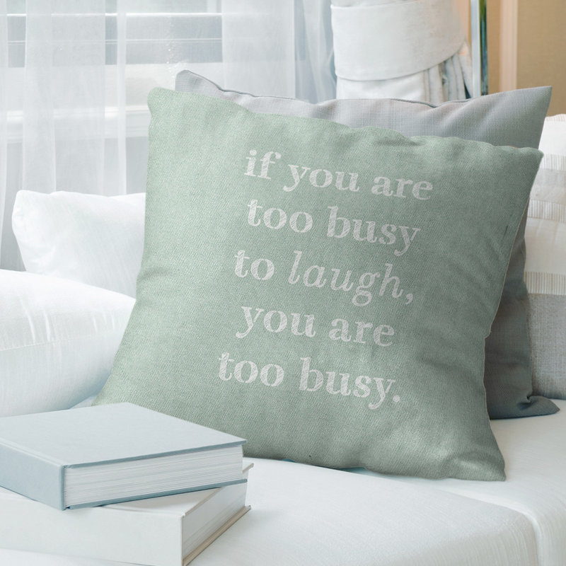 Coussin Handwritten Make Time For Laughter, 14 po x 14 po, Vert / blanc, Polyester/ Bourre en polyester