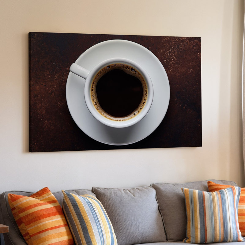 Toile vue de haut en bas d'une tasse d'art murale simple et élégante remplie de café brun foncé avec des bulles subtiles sur toile