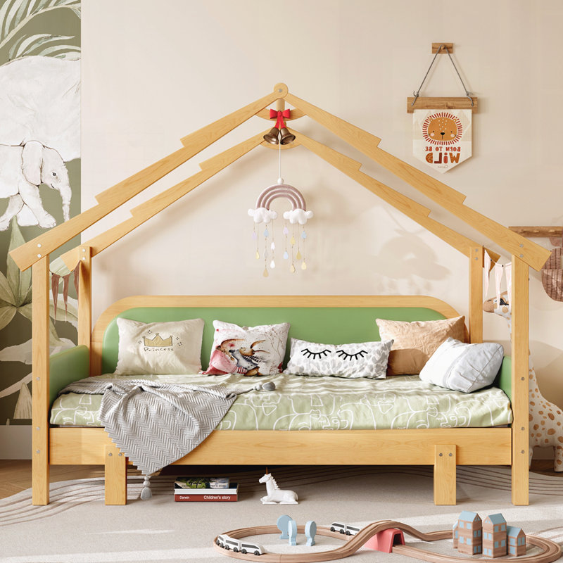 Lit en bois dans une cabane dans les arbres avec rails à coussin moelleux, Naturel / Vert