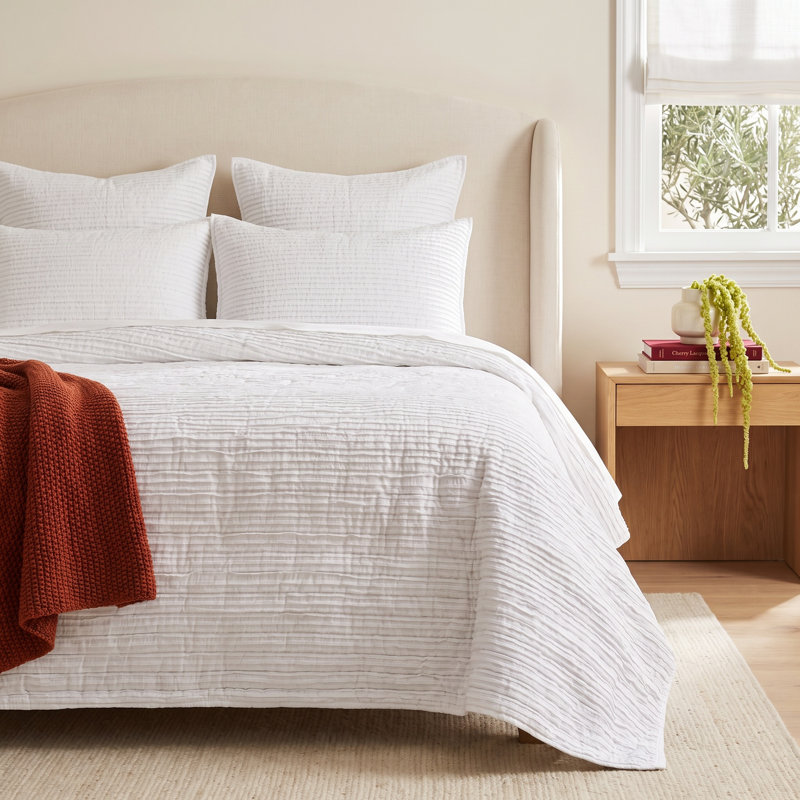 Lacey White Standard Cotton Quilt, Queen Quilt