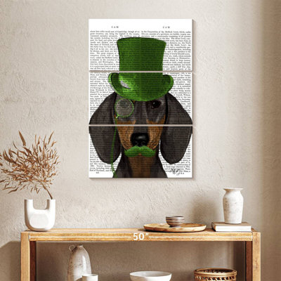 Teckel Brampt avec chapeau vert, brun clair