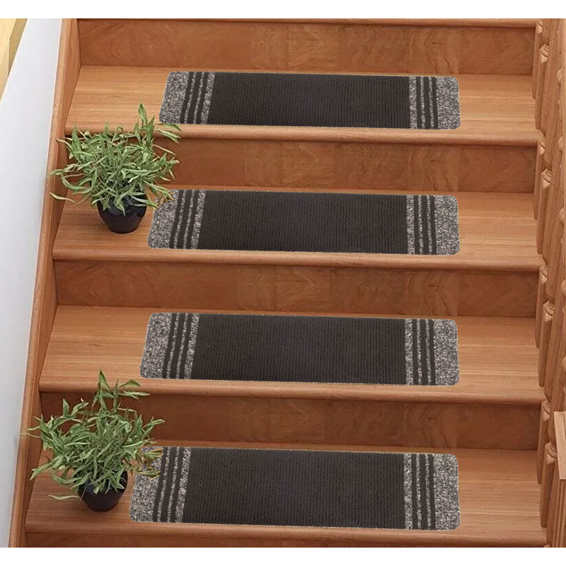 Tapis d'escalier de taille personnalisée Kasundra, Rectangle 9 po x 31,5 po, Noir
