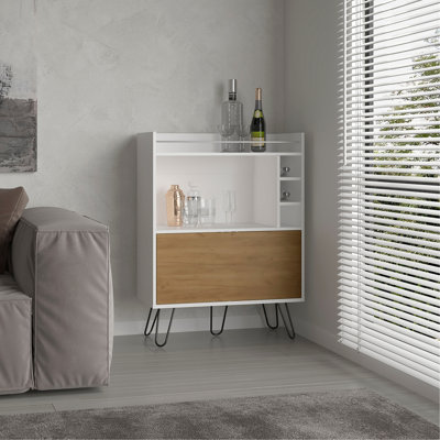 Armoire de bar à une porte de 42 po de hauteur avec trois casiers, trois tablettes, surface de préparation supérieure avec rail pour le salon - chêne naturel Tori