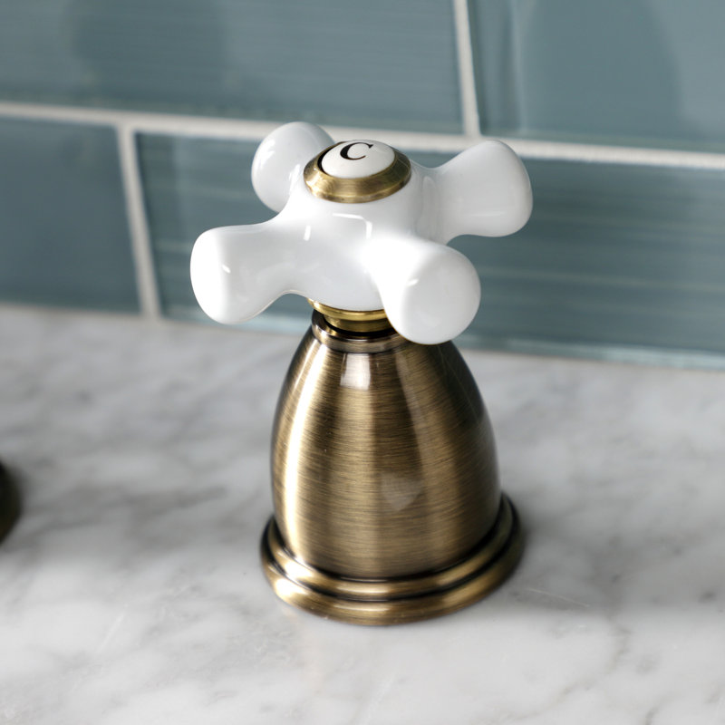 Robinet de salle de bain à deux poignées et à 3 trous à fixation sur comptoir avec bonde mécanique Kingston Brass